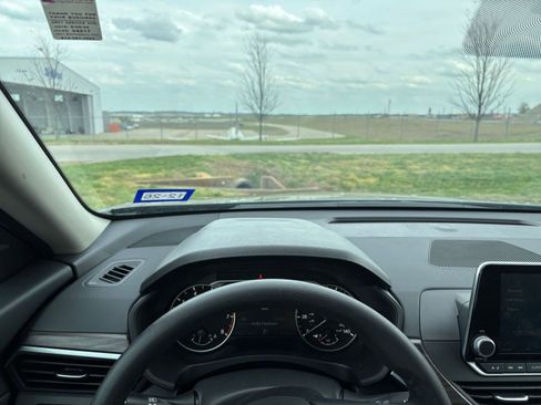 Used 2025 Nissan Altima 2.5 SV image 34