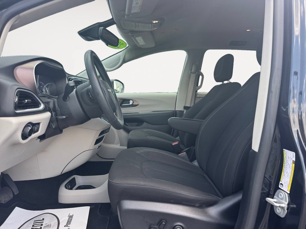 Used 2023 Chrysler Voyager LX FWD image 9