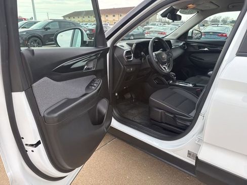 Used 2024 Chevrolet TrailBlazer LT w/ LT Cold Weather Package image 9