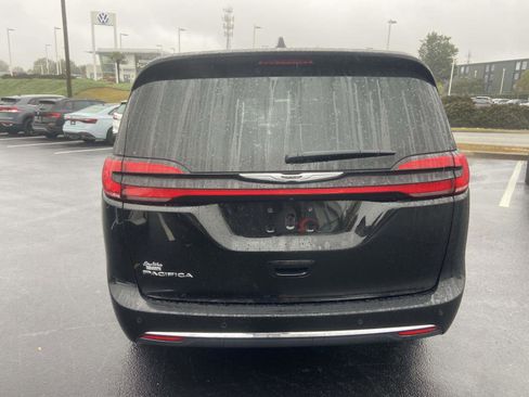 Used 2024 Chrysler Pacifica Touring-L image 8