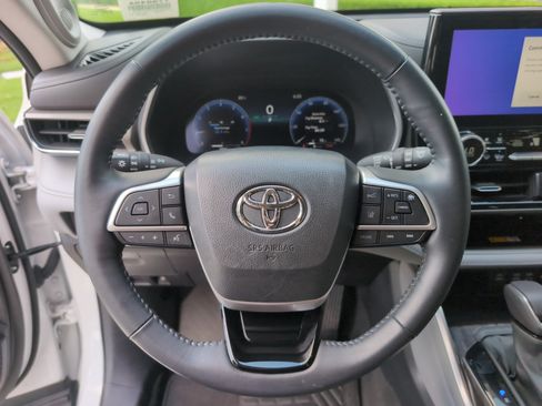 Used 2023 Toyota Highlander Limited FWD image 18