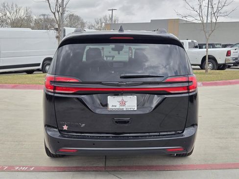 New 2026 Chrysler Pacifica Select w/ S Appearance Package image 4
