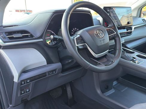 Used 2023 Toyota Sienna XLE FWD image 16