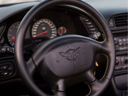 Used 1998 Chevrolet Corvette Convertible w/ Memory Pkg image 21