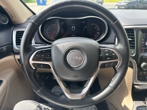 Used 2019 Jeep Grand Cherokee Laredo AWD/4WD image 19