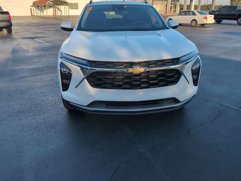 Used 2025 Chevrolet Trax LT FWD image 8