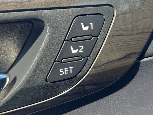 Used 2021 Toyota Highlander Limited image 8