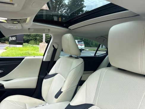 Used 2022 Lexus ES 300h w/ Luxury Package FWD image 12