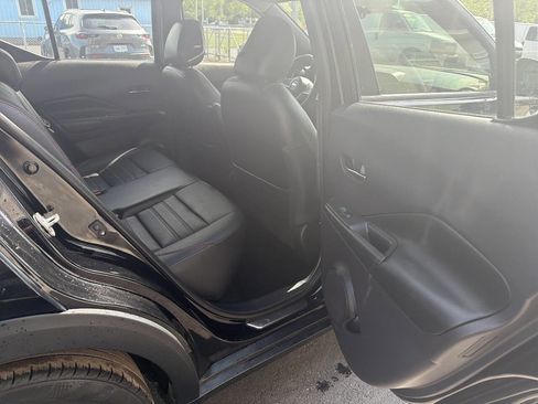 Used 2019 Nissan Kicks SR w/ SR Premium Package FWD image 8