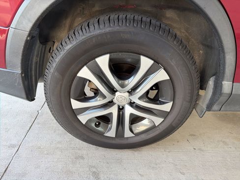 Used 2018 Toyota RAV4 LE FWD image 11