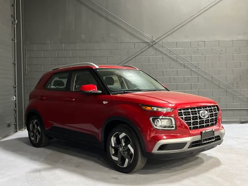 Used 2023 Hyundai Venue SEL FWD image 1