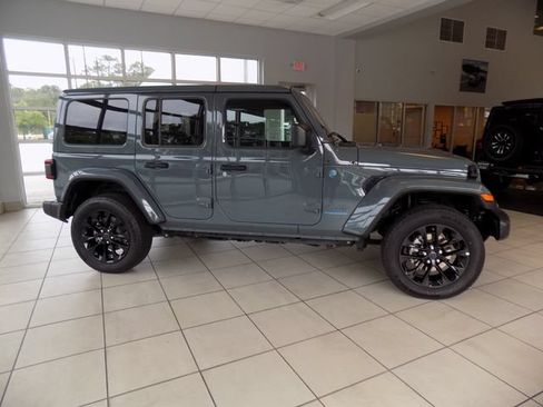 Certified 2025 Jeep Wrangler Unlimited Sahara w/ Safety Group AWD/4WD image 9