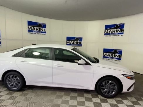 Used 2024 Hyundai Elantra Blue FWD image 3