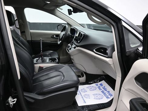 Used 2024 Chrysler Pacifica Touring-L FWD image 20