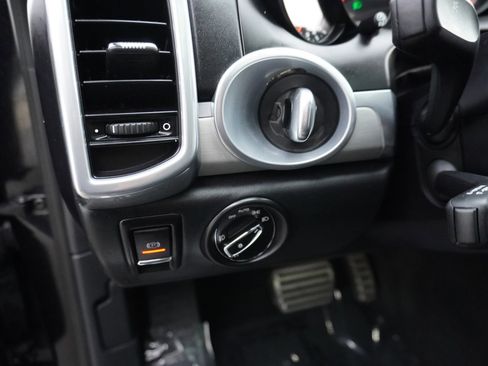 Used 2016 Porsche Cayenne image 25