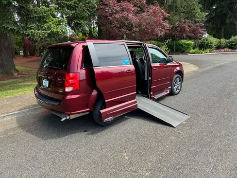 Used 2017 Dodge Grand Caravan SXT FWD image 2