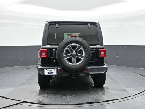 Used 2018 Jeep Wrangler Unlimited Sahara AWD/4WD image 4