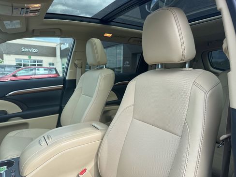 Used 2019 Toyota Highlander Limited Platinum AWD/4WD image 10