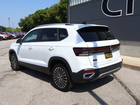 Used 2026 Volkswagen Taos SE FWD image 6