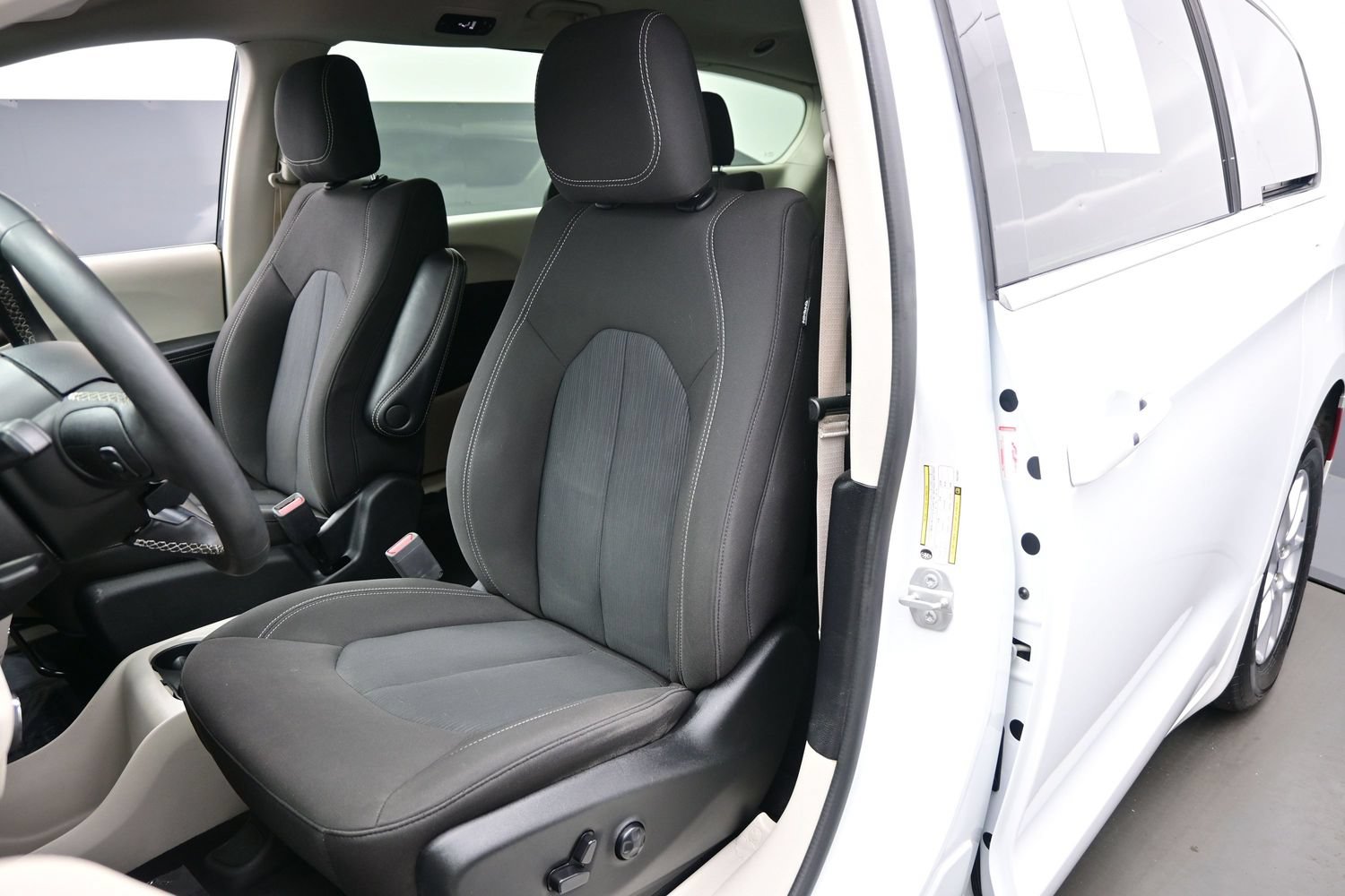 Used 2023 Chrysler Voyager LX FWD image 16