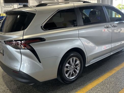 Used 2025 Toyota Sienna XLE w/ XLE Plus Package FWD image 5