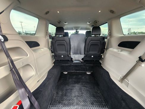 Used 2023 Chrysler Pacifica Touring-L FWD image 21