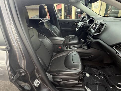 Used 2021 Jeep Cherokee Latitude Plus AWD/4WD image 30