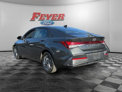 Used 2024 Hyundai Elantra SEL image 3