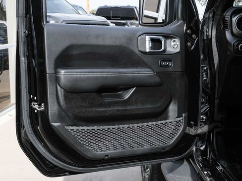 Used 2023 Jeep Wrangler Unlimited Sahara AWD/4WD image 32
