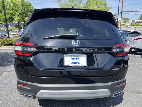 Used 2023 Honda Pilot Touring image 4