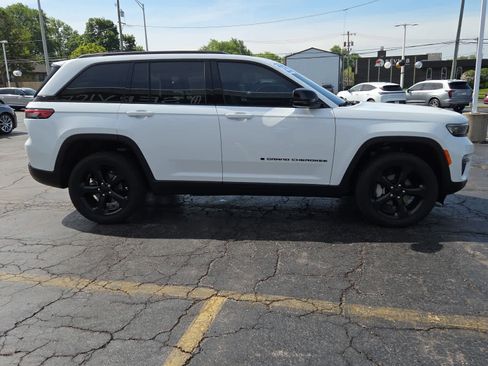 Used 2023 Jeep Grand Cherokee Limited w/ Black Appearance Package AWD/4WD image 4