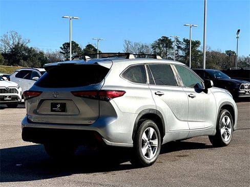 Used 2023 Toyota Highlander LE image 8