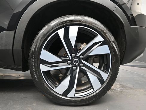 Used 2025 Volvo XC40 B5 Plus image 9