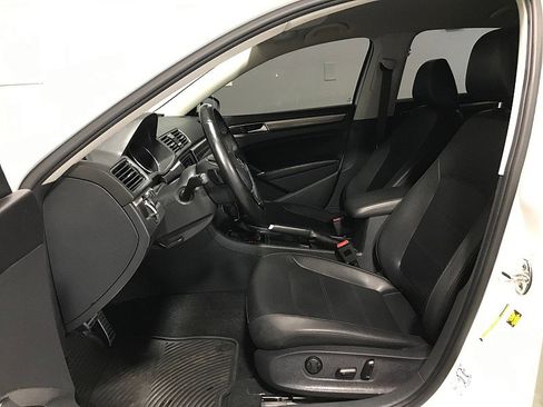 Used 2018 Volkswagen Passat 2.0T R-Line image 11