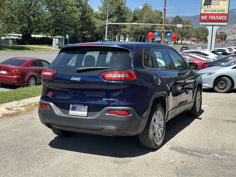 Used 2015 Jeep Cherokee Sport FWD image 7