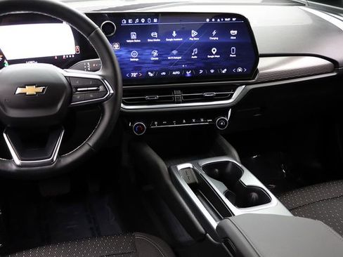 Used 2025 Chevrolet Equinox EV LT w/ Comfort Package image 18