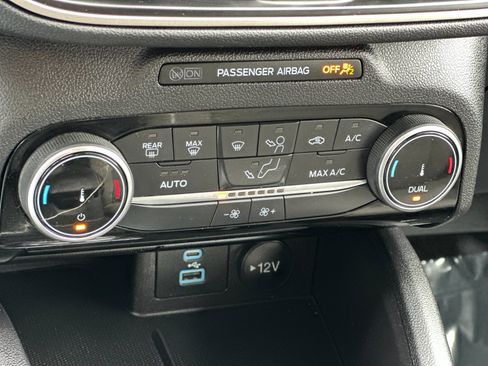 Certified 2022 Ford Escape SE w/ SE Sport Appearance Package image 21