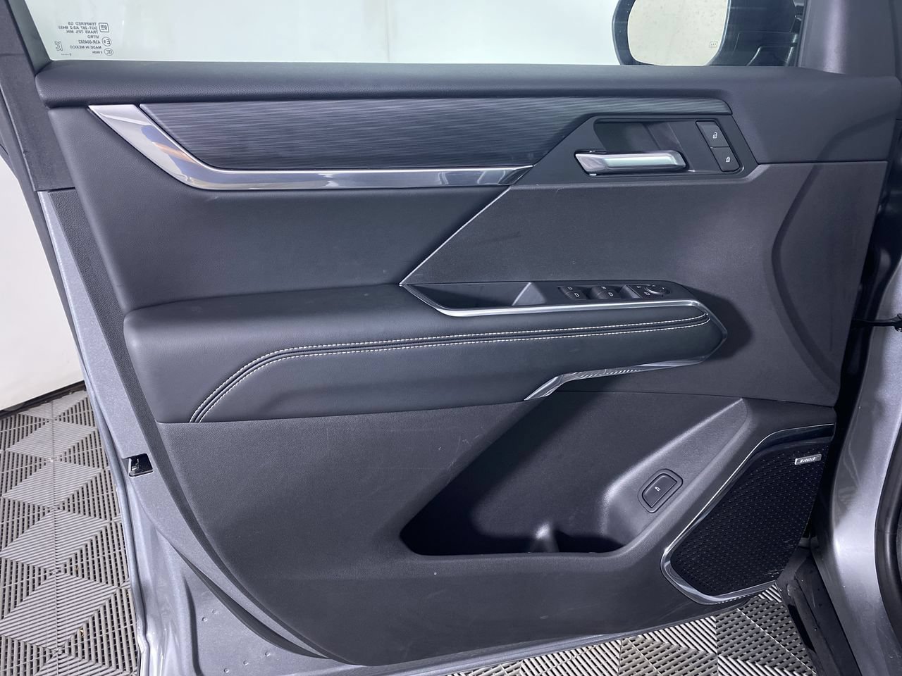 Certified 2026 GMC Acadia Elevation w/ Elevation Premium Package FWD image 12