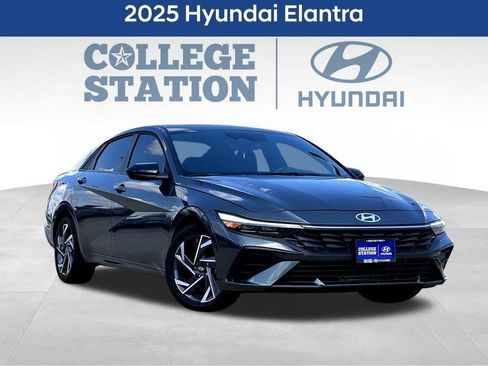 Used 2025 Hyundai Elantra Sport FWD image 3