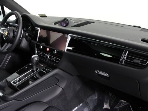 Used 2025 Porsche Macan image 24