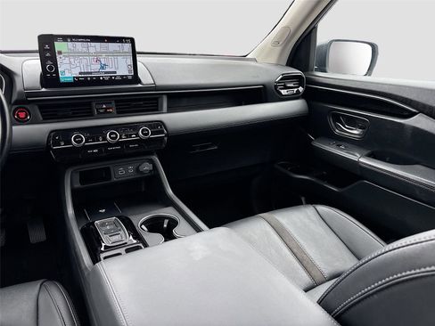 Certified 2025 Honda Pilot Touring image 29