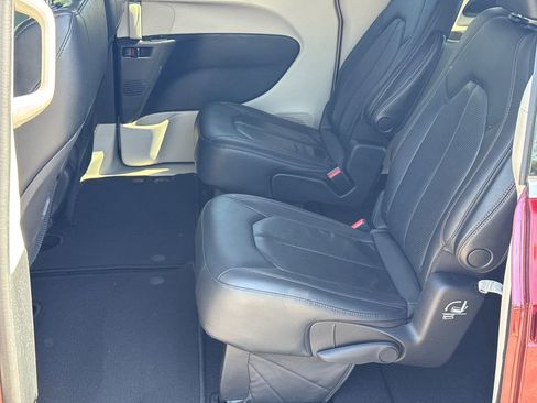 Used 2019 Chrysler Pacifica Touring-L FWD image 21