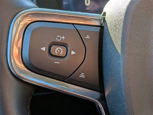 Used 2025 Volvo XC40 B5 Plus image 13