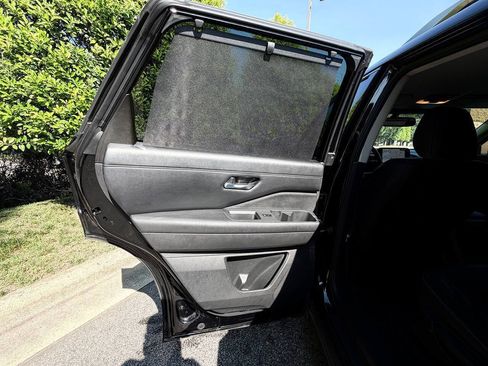 Used 2022 Nissan Pathfinder SL FWD image 25