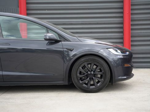 Used 2024 Tesla Model X image 2