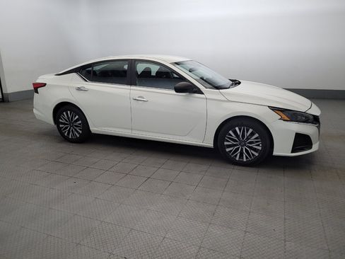 Used 2025 Nissan Altima 2.5 SV FWD image 11