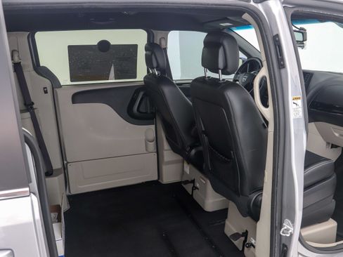 Used 2016 Dodge Grand Caravan SXT FWD image 17