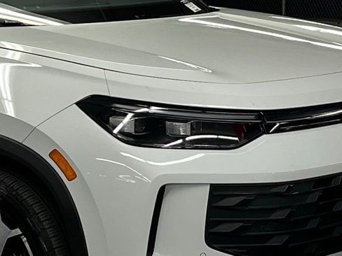 New 2025 Volkswagen Tiguan SE image 44