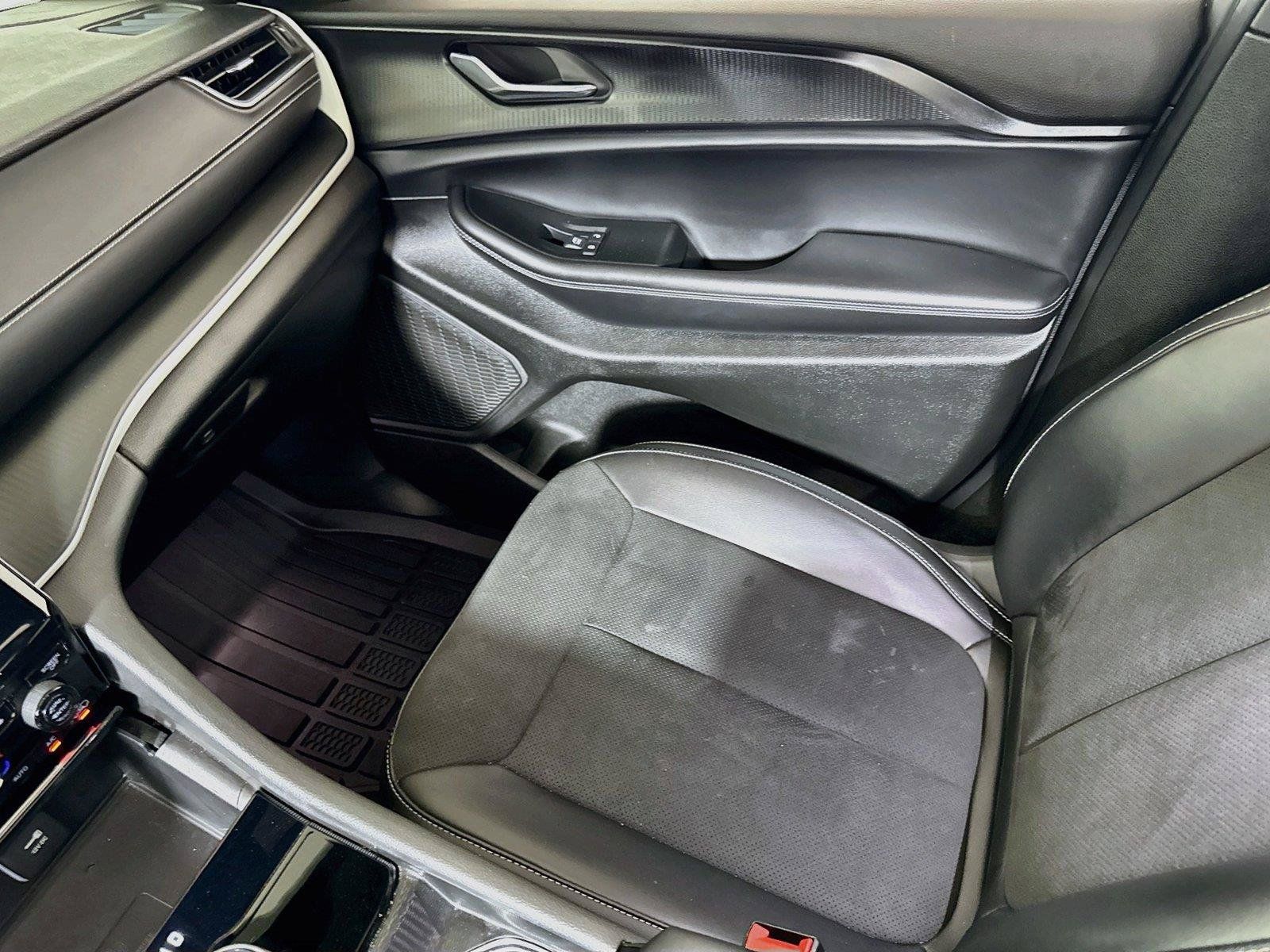 Used 2025 Jeep Grand Cherokee L Altitude RWD image 21