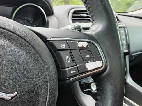 Used 2017 Jaguar F-PACE Premium image 27